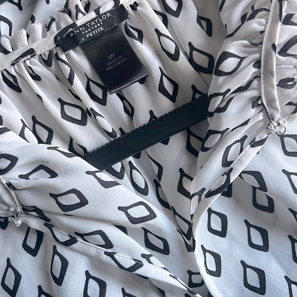 Ann Taylor sleeveless tunic, black diamond design on white w/ front claspe. - Picture 3 of 3